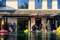 Zhishang Huachen Guesthouse - Rooftop Pools