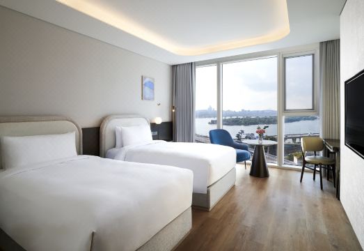 호텔 나루 서울 - 엠갤러리의 럭셔리한 실내 수영장 이미지