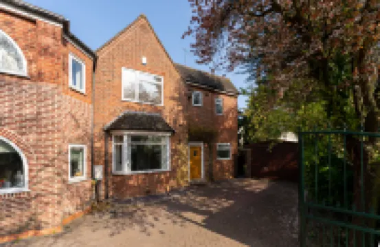 Large Home near city centre, UOB & QE hospital 酒店