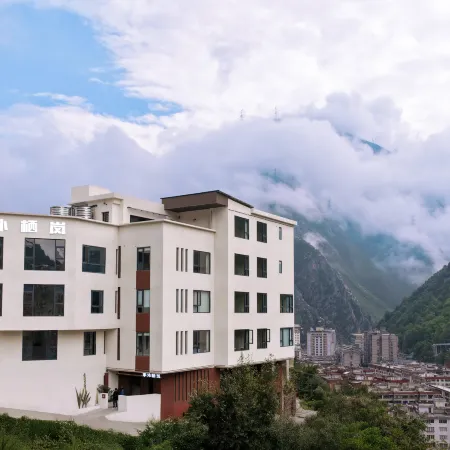 Shiwai Qilan Homestay (Kangding Love Song Square Liuliu City)