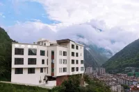 Shiwai Qilan Homestay (Kangding Love Song Square Liuliu City) 난무 사원 주변 호텔
