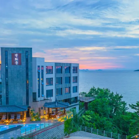 YEONHWAMOON HOTEL BEONSAN Отели рядом с достопримечательностью «Аквапарк Byeonsan Aqua World»