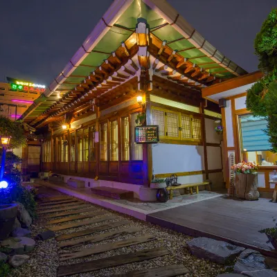 Jeonju Hanok Village's Garden Anchae Main Building โรงแรมใกล้traditional wine museum