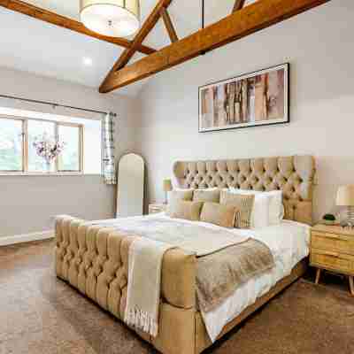 Spacious 3BR House | Sleeps 6 | Parking 4 Cars Rooms