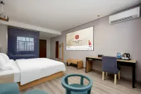 Junyi Select Hotel (Wuyi Hushan Square Store)
