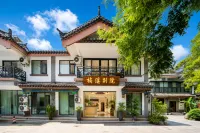 Nanxi Bieyuan · Balcony Ancient City View · Smart AV Chinese Inn (Chuxiong Yi Ancient Town) - Mountain view