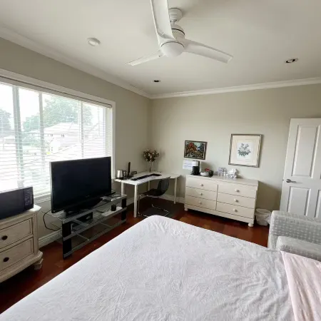 An lucky en-suite with private entrance Vancouver close to YVR
