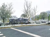 Howard Johnson Lake Serenity Hot Springs Hotel Neijiang - parking