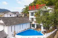 Fanjing Mountain Four Courtyard Homestay - Rooftop Pools