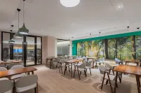 Vienna 3 Best Hotel (Shennongjia Dajiuhu National Wetland Park Scenic Area Entrance Pingqian Ancient Town)