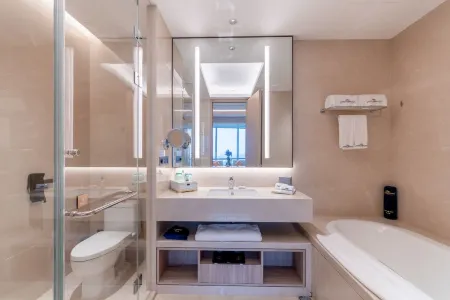 Howard Johnson CAEXPO Plaza Nanning Отели рядом с достопримечательностью «Nanning Confucius Temple»