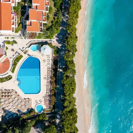Bluesun Holiday Village Afrodita Отели рядом с достопримечательностью «Пляж Соларис»