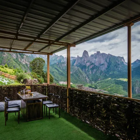 Cloud Mountain Lodge · Scenic Sunrise View Homestay (Zha Ga Na Dari Viewing Platform)