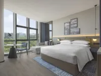 Four Points by Sheraton Urumqi Hotel dekat Urumqi Midong Administration School