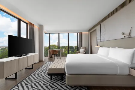 Courtyard Bangkok Suvarnabhumi Airport Отели рядом с достопримечательностью «Wat Lan Boon»