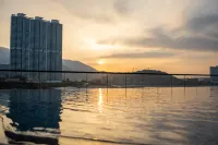 Sheraton Hong Kong Tung Chung Hotel - Infinity Pools