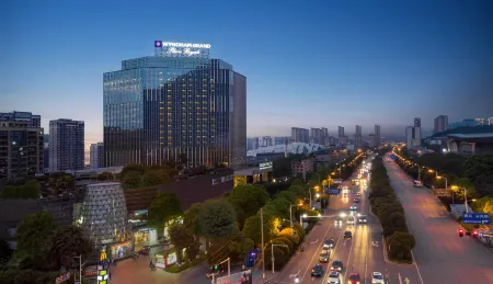 Wyndham Grand Plaza Royale Chenzhou Отели рядом с достопримечательностью «Wuling Square»