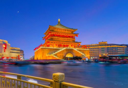 징신 호텔의 깔끔한 객실 내부와 모던한 인테리어