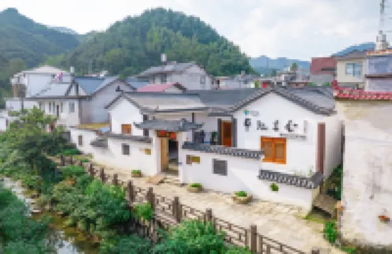 騰雲·現代旅遊根據地民宿（金源店）