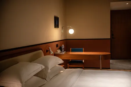 BLOOM BLUE Hotel (Leshan High-speed Railway Station Shihao Plaza)