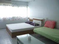 Room in Studio - T8 Guest House Don Mueang Challenger Triple Room Hotels in Pak Kret