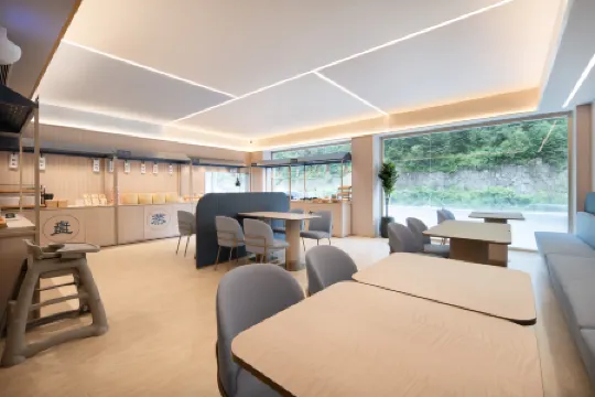 HanTing Hotel (Siguniang Mountain Shuangqiao Valley)