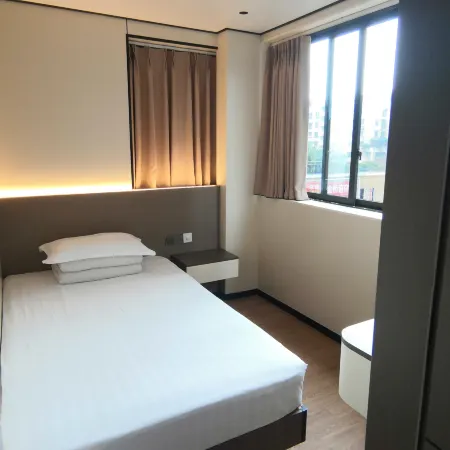 Neijiang Yuanlai Hotel