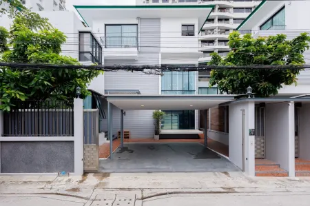 Seven bedroom pool village (summer villa) Отели рядом с достопримечательностью «Ideo Mobi Wongsawang Interchange»