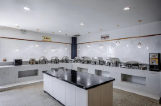 โรงแรมโฮมอินน์ เฟอรี่แลนด์ (ถนนเทียนซานตะวันตก คู่เอ่อเล่อ)