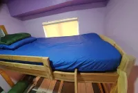 Near Manila Airport, 2 Bedroom Condo + Living + Kitchen + Pool + WiFi Miniso 주변 호텔