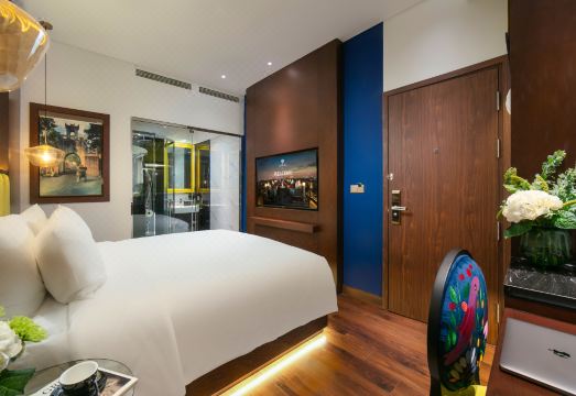 오로라 센트럴 호텔 외관 및 객실