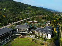 Howard Johnson Hot Springs Plaza Yinghuashan - Mountain view