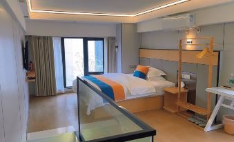 Jinmanxuan E-sports Homestay (Aiqing Square Fenghuang Lake Park)
