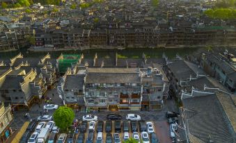 Jinyangge Light Luxury Hotel (Fenghuang Ancient Town Hongqiao)