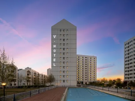 V. Hotel Отели рядом с достопримечательностью «Aranya Library»