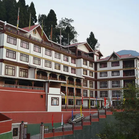 Tashiling Residency Hotel & Spa Отели рядом с достопримечательностью «Храм Хануман-Ток»