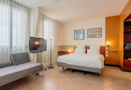 B&B Hotel Calais Terminal Cité Europe 4 étoiles Отели рядом с достопримечательностью «Field of the Cloth of Gold / Camp du Drap d'Or (7-24 June 1520)»