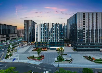 SFEEL Designer Hotel (Chengdu West Station Zhongba Subway Station Branch) Hotel a Du Fu's Thatched Cottage and Qingyang Palace