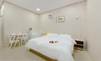 Seaside Anlewo Boutique Apartment (Qingdao Ferry Terminal Jinmao Bay Shopping Center)
