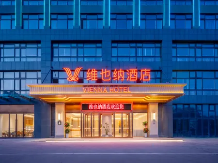 Vienna Hotel (Xuchang East Station Furong Lake Branch) Отели в г. Сюйчан