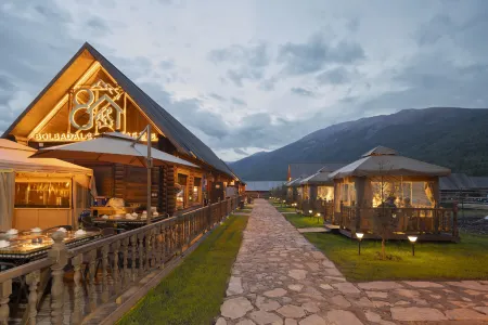 Badai Homestay(Kanas Scenic Area Store) Отели рядом с достопримечательностью «Genghis Khan Point Sets»