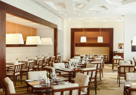 Отель Аквамарин ZONT Hotel Group Отели рядом с достопримечательностью «Скульптурный ансамбль «Знаки Зодиака»»