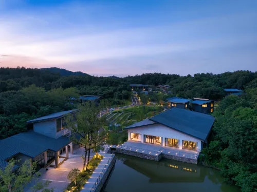 Passing-Cloud Resort Secluded Villa Hotels in Xinyang