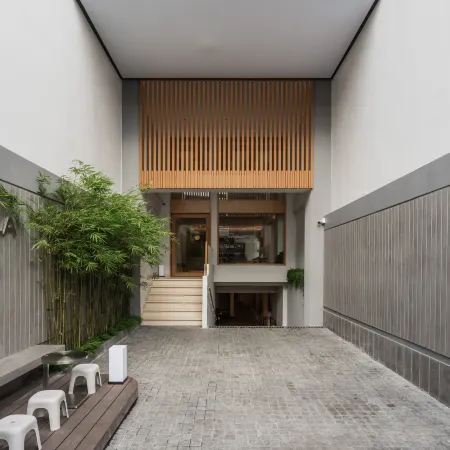 Nola Hotel Отели рядом с достопримечательностью «Куан-Бинь-Тхань»
