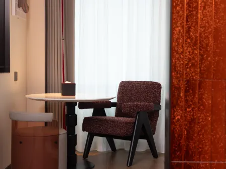 Radisson RED Wuhan Jianghan Road Pedestrian Street Riverside Отели рядом с достопримечательностью «Qingchuan Pavilion Park»