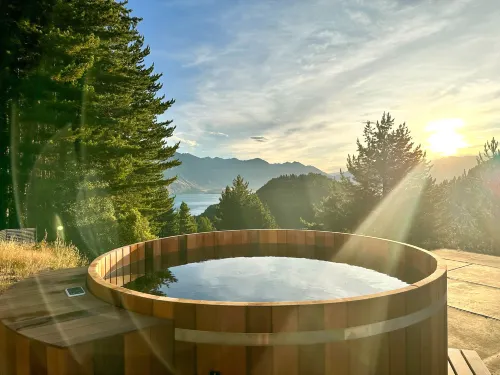 Amongst the pines | 2 bedroom bach | Stellar Views - ヴィラ