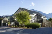 Lakeview Paradise: 3BR, Hot Tub, BBQ, Garden Hotels in 