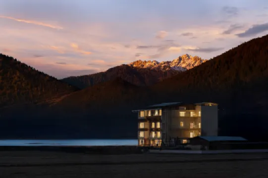 Shangri-La Yanwai · Boundless Wild | THE HORIZON Hotels near Xianggelila Gao Mountain Botanical Garden