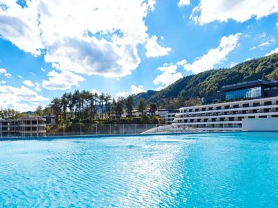 Wyndham Grand Plaza Royale Hot Springs Resort (Near the Viral Bridge of Fenghuang Ancient Town)