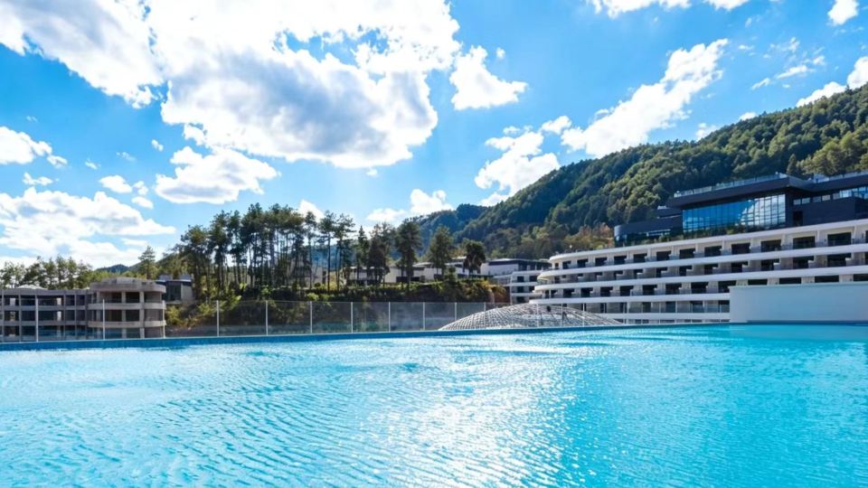 Wyndham Grand Plaza Royale Hot Springs Resort (Near the Viral Bridge of Fenghuang Ancient Town)